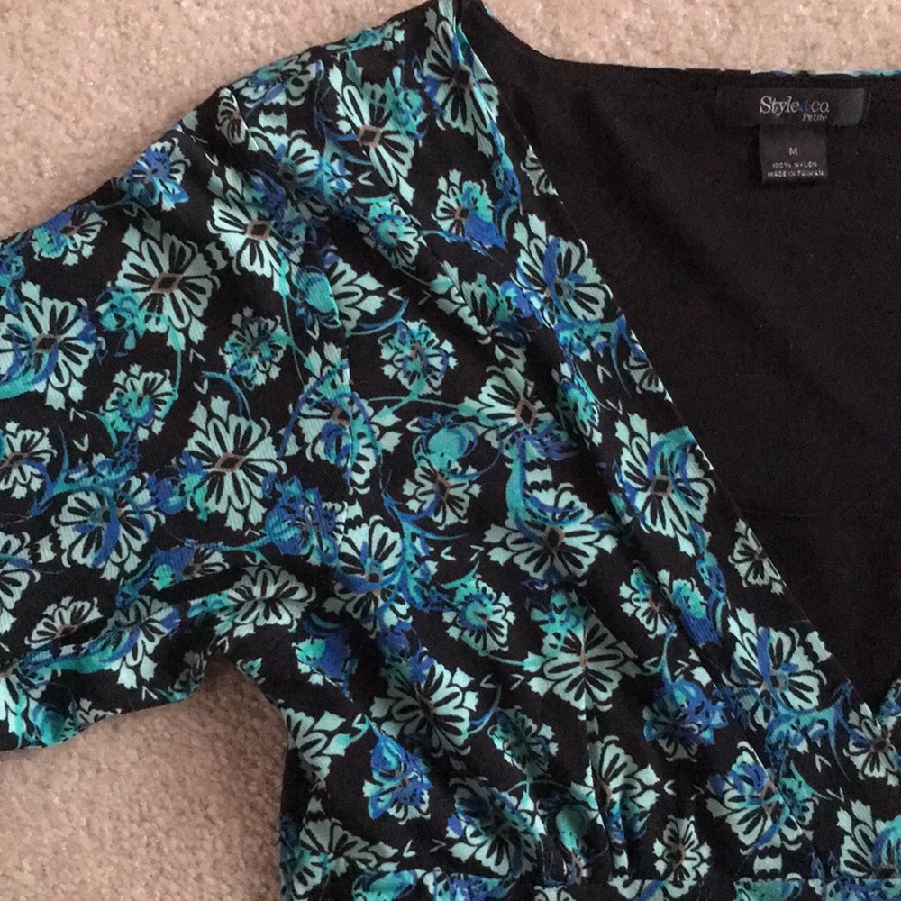 Colorful floral top 🌸